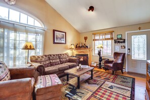 Living Room | Free WiFi | Theatre System w/ Surround Sound