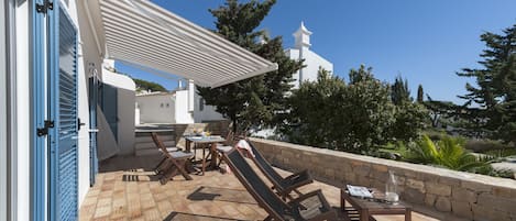 Grande terraço com vista de mar onde poderá desfrutar da tranquilidade do Resort