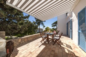 Terraço com grande toldo para desfrutar com conforto a beleza de Vale do Lobo!