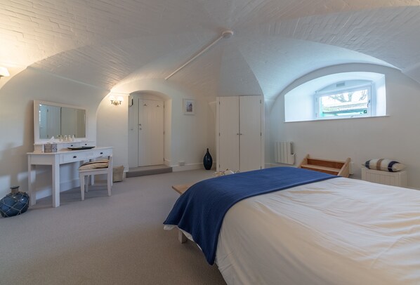 Lower ground floor: Bedroom with 5' kingsize bed