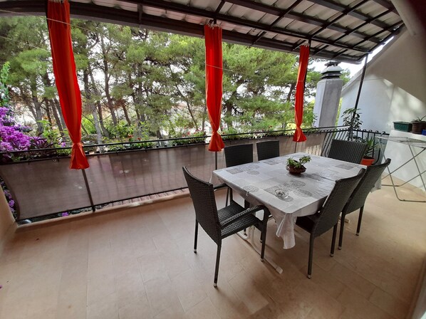 Outdoor dining