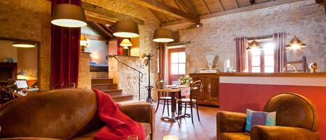 Living space with a bar between the kitchen and the sitting room 