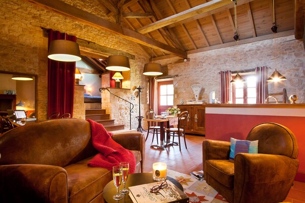 Living space with a bar between the kitchen and the sitting room 