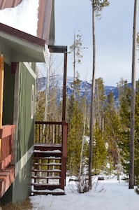 Mountain Getaway - Escape to a Mountain Retreat!