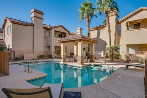 Heated Pool and Spa and Outdoor Grills Steps from the Townhouse