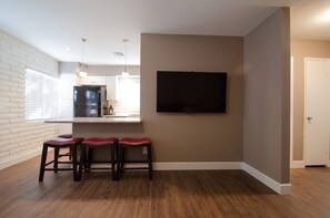 55 INCH TV, SEATING FOR 4 AT KITCHEN ISLAND