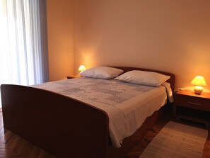 Schlafzimmer 1