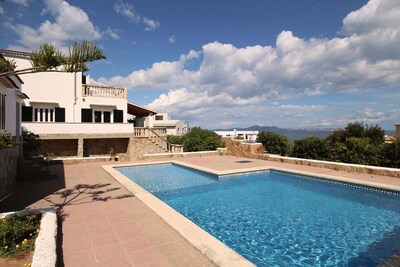 Villa Ferrutx con piscina privada y vistas al mar