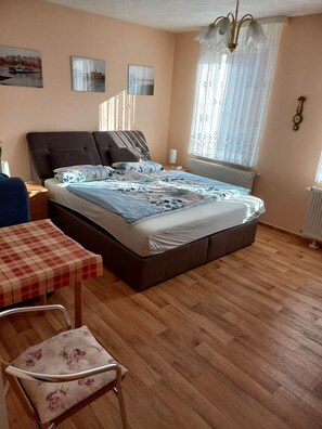 Wohn- und Schlafzimmer 1