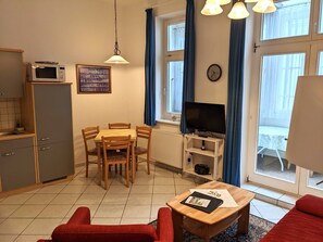 Wohnzimmer mit offener Küche