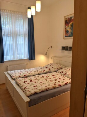 Schlafzimmer mit Doppelbett
