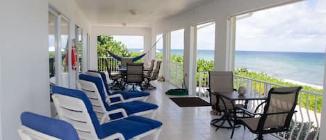 Oceanfront private home! Amazing Views! Dive, snorkel, kayak, hammocks, relax!