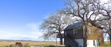 Winter beauty, enjoy the hot tub, the fire pit and the view!