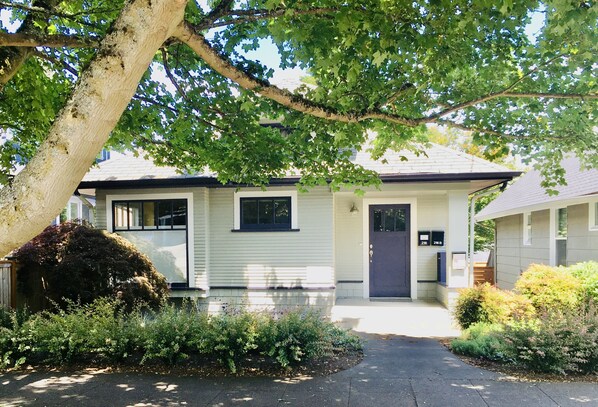 Cozy 1909 craftsman house in quiet green neighborhood-- walk to shops and stores