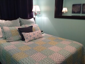 Great queen bed with privacy