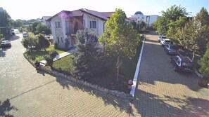 Vila Caraibe, garden view and parking area.