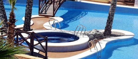 Lovely Swimming Pool of Verdemar Apartment