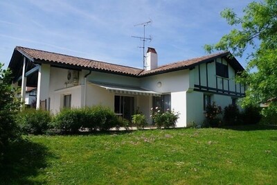 Situado entre mar y montaña, Casa de vacaciones en el País Vasco 