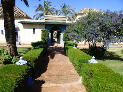 CASA DE ENSUEÑO A 8Km de SEVILLA Patios Andaluces y Jardines con Piscina Privada