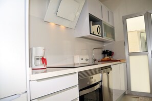 Spacious and modern kitchen of Santiago de la Ribera apartment