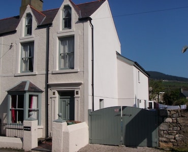  Beautiful house with Wi-Fi in seaside village of Nefyn, Llyn Peninsula 