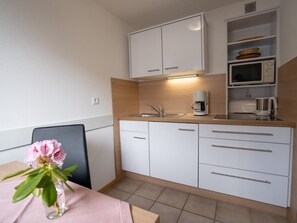 Ferienwohnung Nr. 8 Typ A, 38qm, Balkon, 1 Wohn-/Schlafraum, max. 2 Personen-Küche