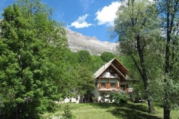 Vue de la maison depuis le jardin - été