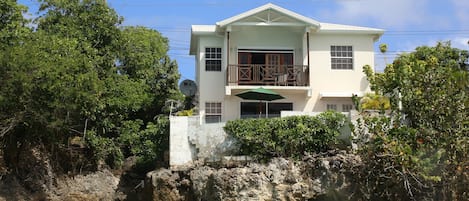 Oceanfront 1-bed unit with large terrace, dining table/umbrella and loungers