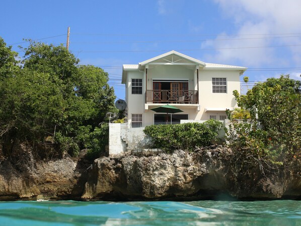 Oceanfront 1-bed unit with large terrace, dining table/umbrella and loungers