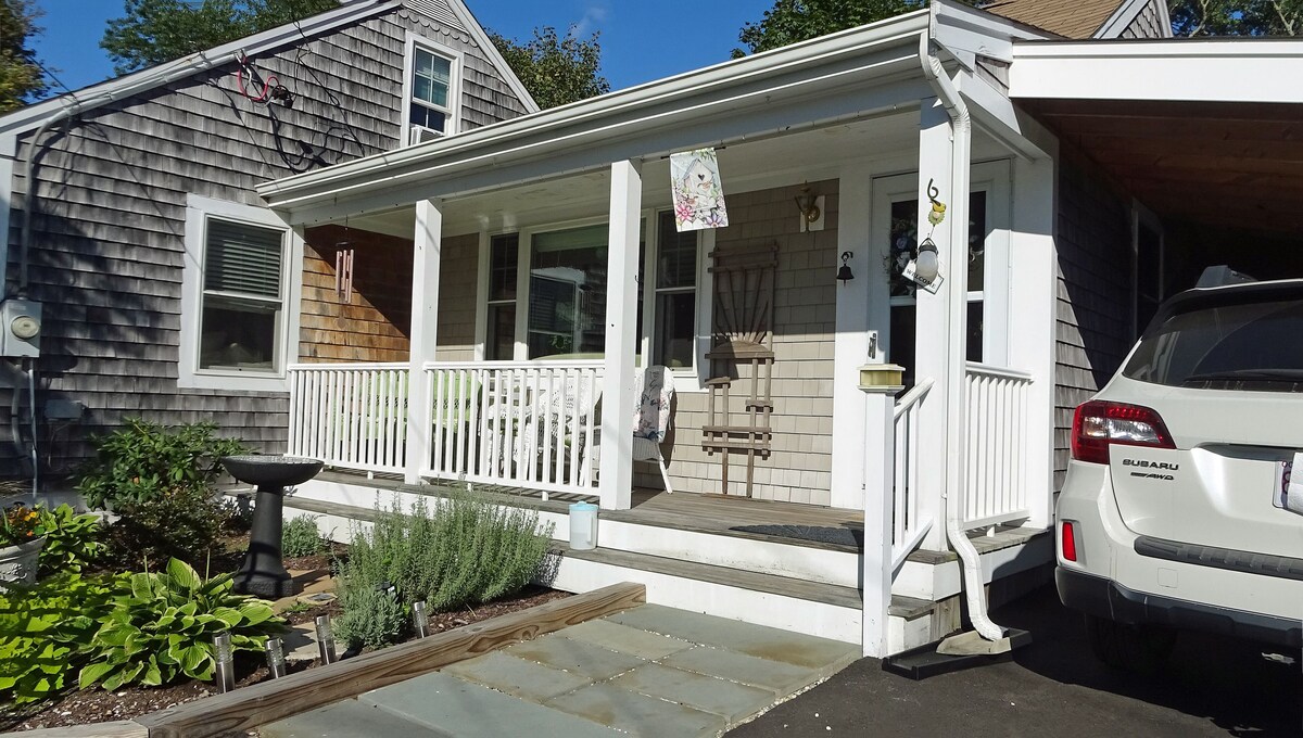 Charming, Family Friendly home. Walk to playground, grocery, restaurants.,beach.