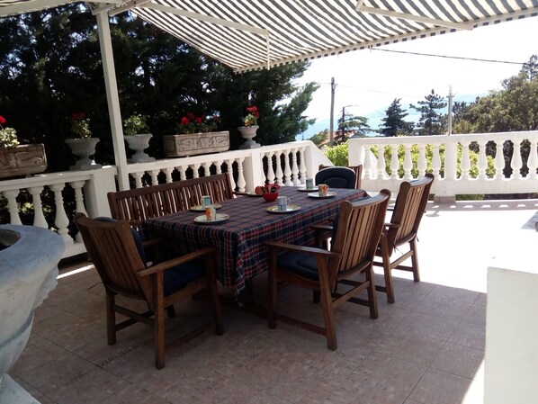 Outdoor dining