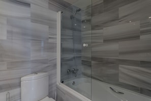 Main bathroom en suite - tub, shower, toilet, bidet