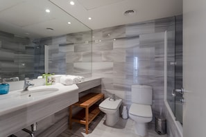 Main bathroom en suite