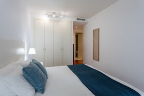 Main bedroom - en suite bathroom