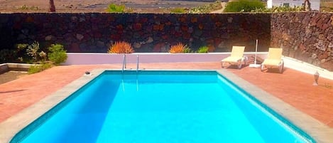 Piscina 8m de largo por 4m de ancho con terraza  , jardín con vistas al volcán