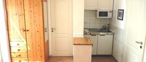 1-Zimmer Ferienwohnung, 26qm, 1 Schlafzimmer, max. 2 Personen-1 Zi. Wohnung Blick zur Mini-Küche und Eingang DU/WC