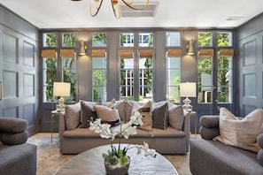 Charming seating area with a plush sofa that pulls out to a queen-size mattress, complemented by cozy armchairs.