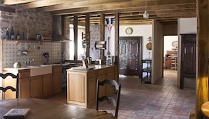 Cuisine équipée.