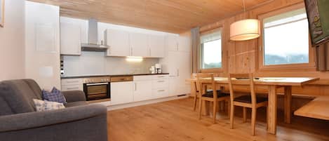 Küche und Wohnzimmer