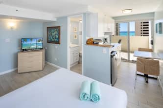 ALOHA-WAIKIKI OCEAN VIEW LIVING 11