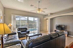 Living Room | Free WiFi | Central A/C | Smart TV