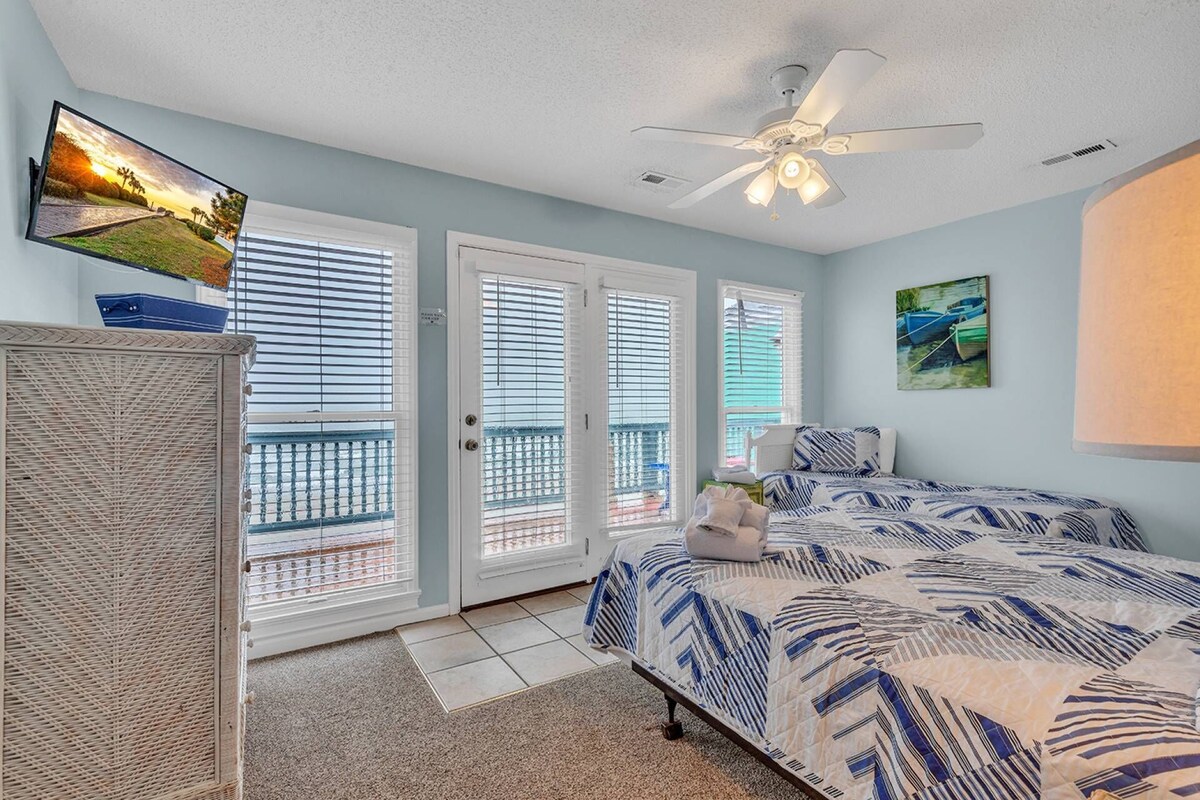 Sandy Bay, Oceanfront 4 Bed House with Free Tickets to local attractions!