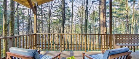 Hendersonville Vacation Rental | 3BR | 2BA | 1,600 Sq Ft | Stairs Required