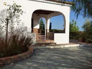 The gravel garden and covered terrace – a shady place to relax.