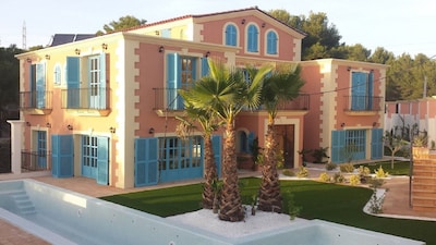Sitges Hills house for families and groups.