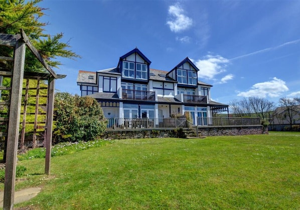 This comfortable apartment is situated on the second floor of an impressive detached property