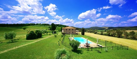 La villa panoramica con giardino e piscina