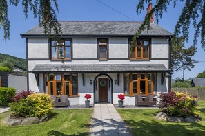 Well established and maintained gardens