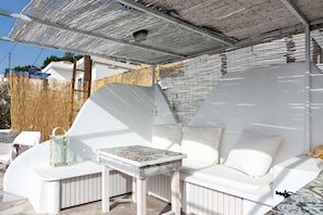 The fully equipped terrace offers privacy for relaxation from sunrise to sunset