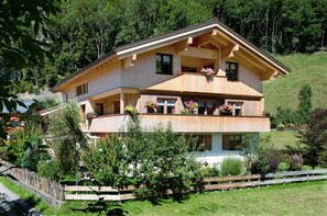 ruhige Lage, mitten im Grünen, Garten mit Liege- und Aufenthaltsmöglichkeiten, Wohlfühlen innen und außen